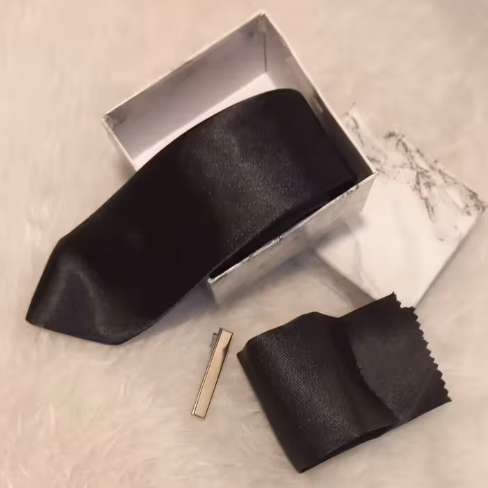 پک کراوات شامل کراوات و گیرکراوات و دستمال جیب و جعبه کادویی