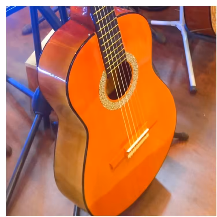 گیتار یاماها  c70ویژه   حرفه ای  همراه ضمانت نامه کتبی و تخفیف ویژه