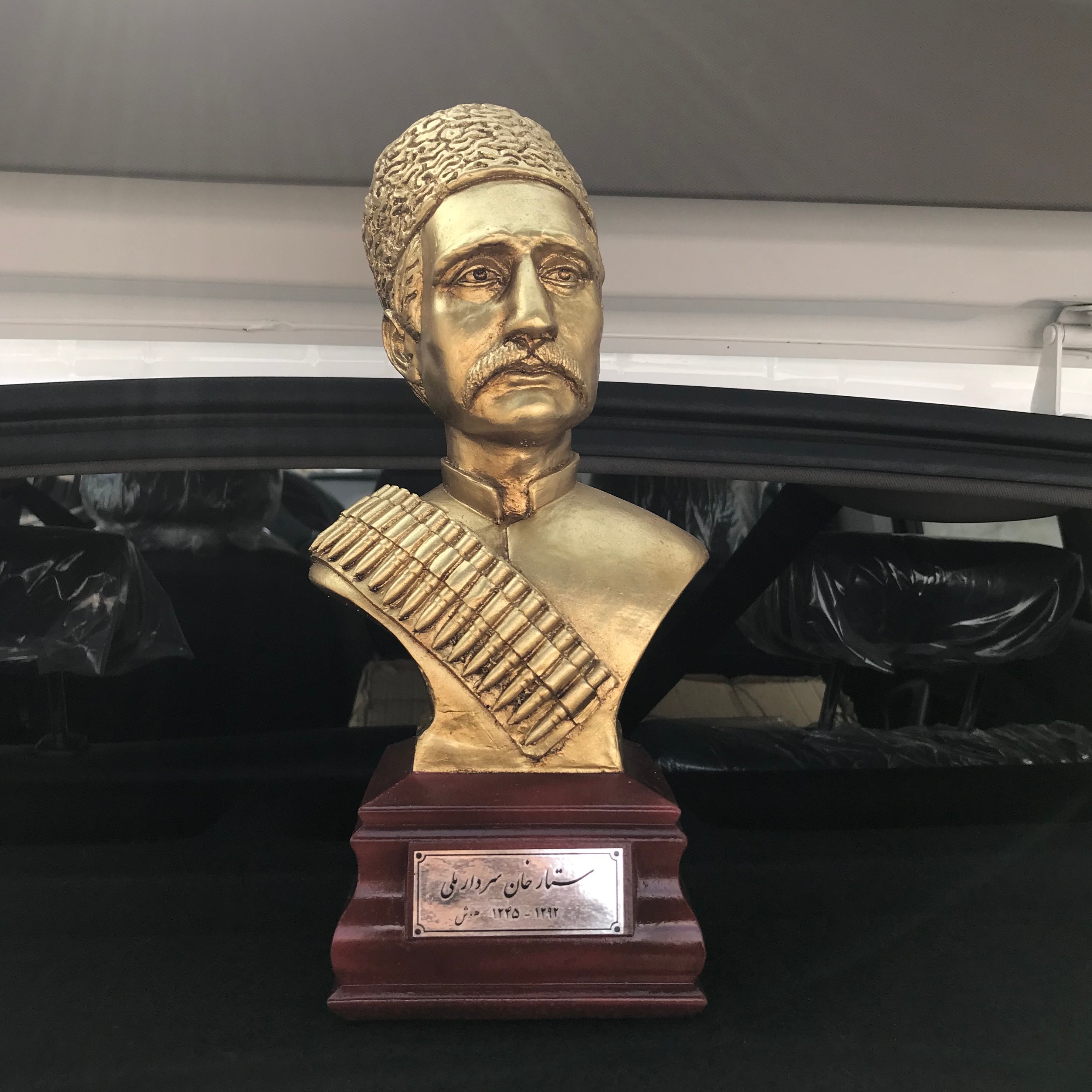 تندیس ستارخان سردار ملی