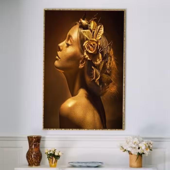 تابلو دکوراتیو طرح دخترزیبا با تاج گل طلایی