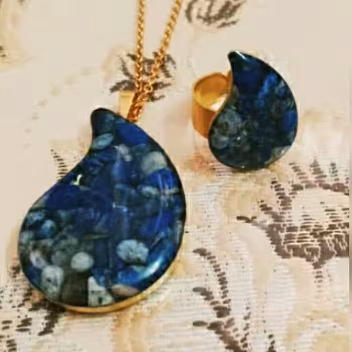 گردنبند و دستبند رزینی  با سنگ لاجورد آبی و با قاب  برنجی 