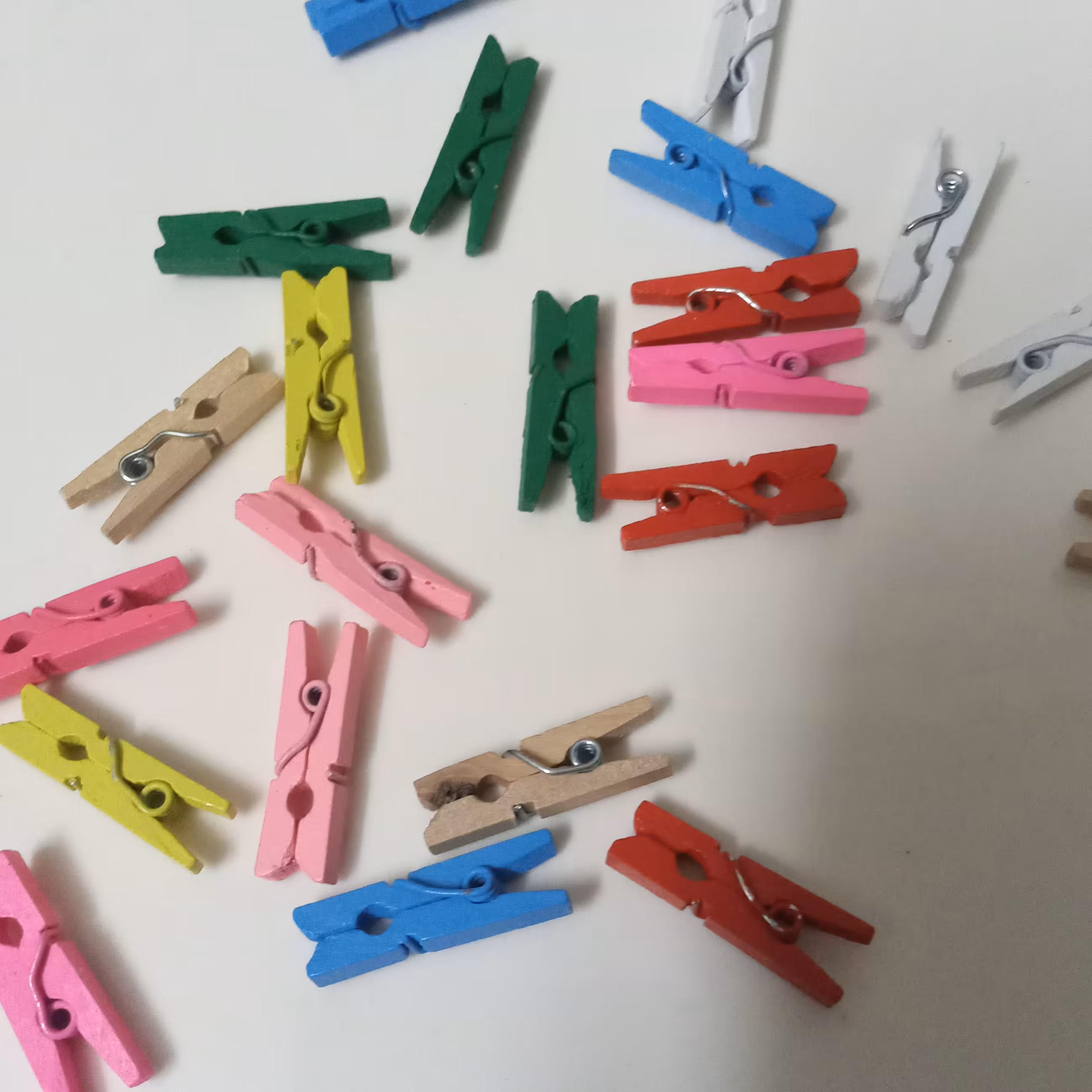 گیره چوبی تزئینی رنگی سایز کوچک (هریک عدد)