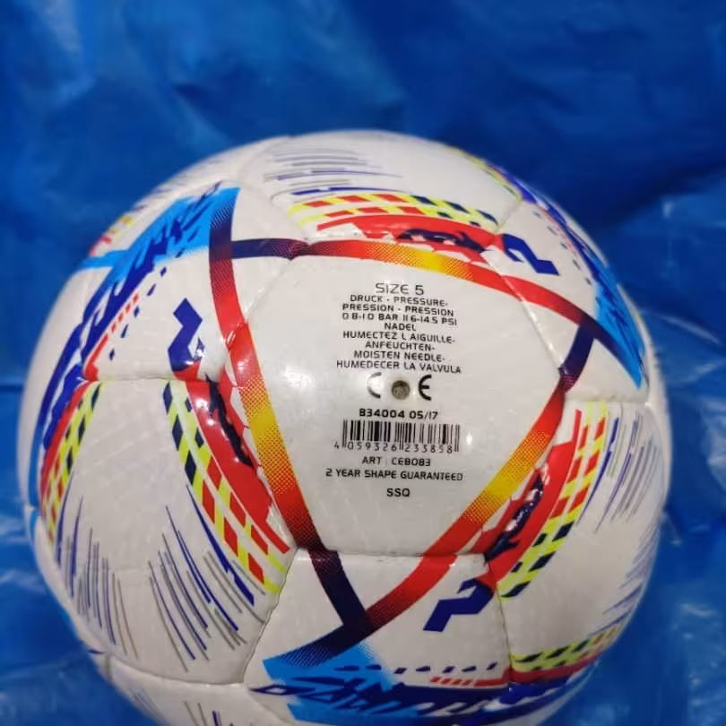 توپ فوتبال سایز 5 آدیداس مناسب چمن خاکی اسفالت و چمن مصنوعی 