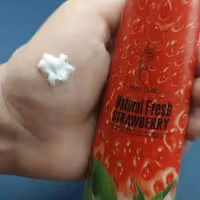 کرم مرطوب کننده دست توت فرنگی رطوبت رسانی به لایه های عمقی پوست تغذیه کننده پوست دارای 97درصد عصاره میوه انقضا 2027.10