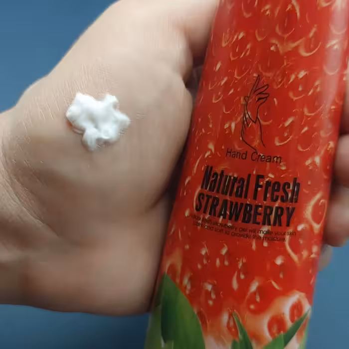 کرم مرطوب کننده دست توت فرنگی رطوبت رسانی به لایه های عمقی پوست تغذیه کننده پوست دارای 97درصد عصاره میوه انقضا 2027.10