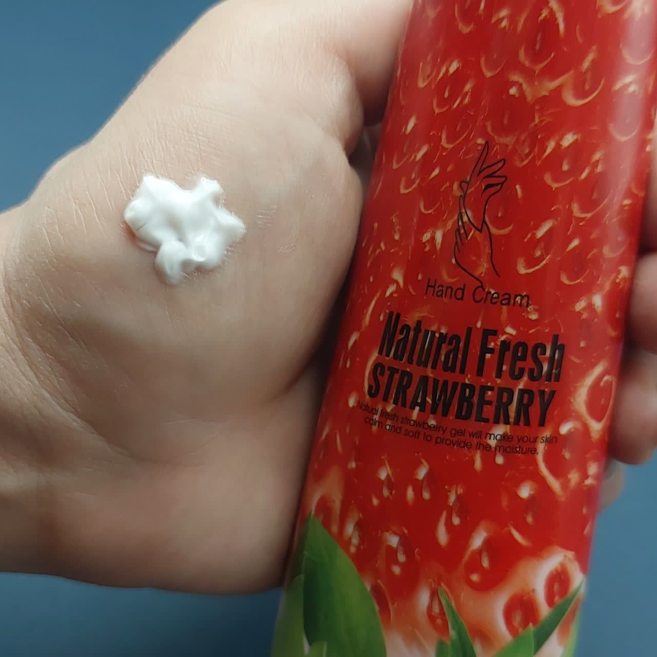 کرم مرطوب کننده دست توت فرنگی رطوبت رسانی به لایه های عمقی پوست تغذیه کننده پوست دارای 97درصد عصاره میوه انقضا 2027.10