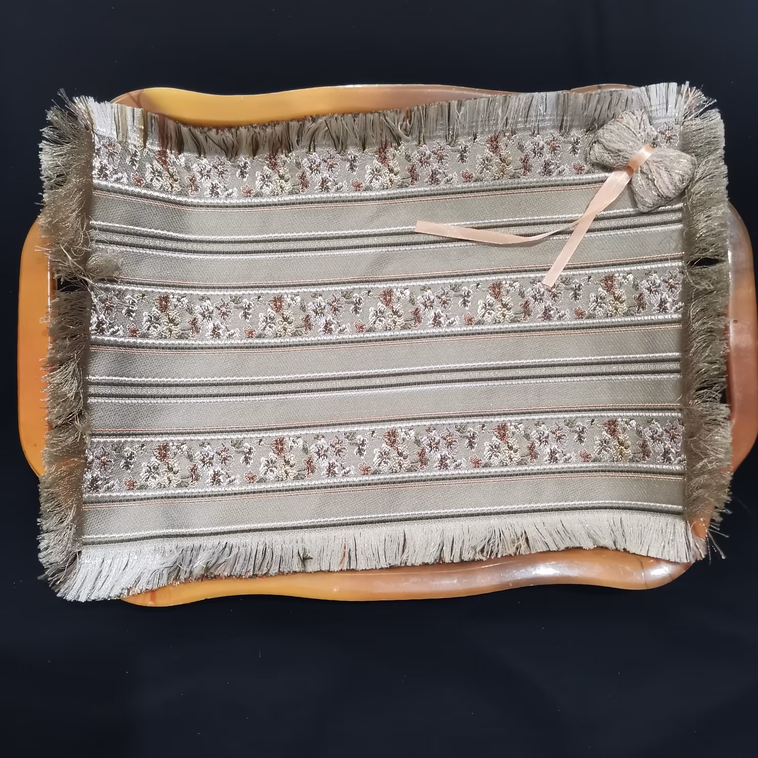 تو سینی پاپیون دار بزرگ