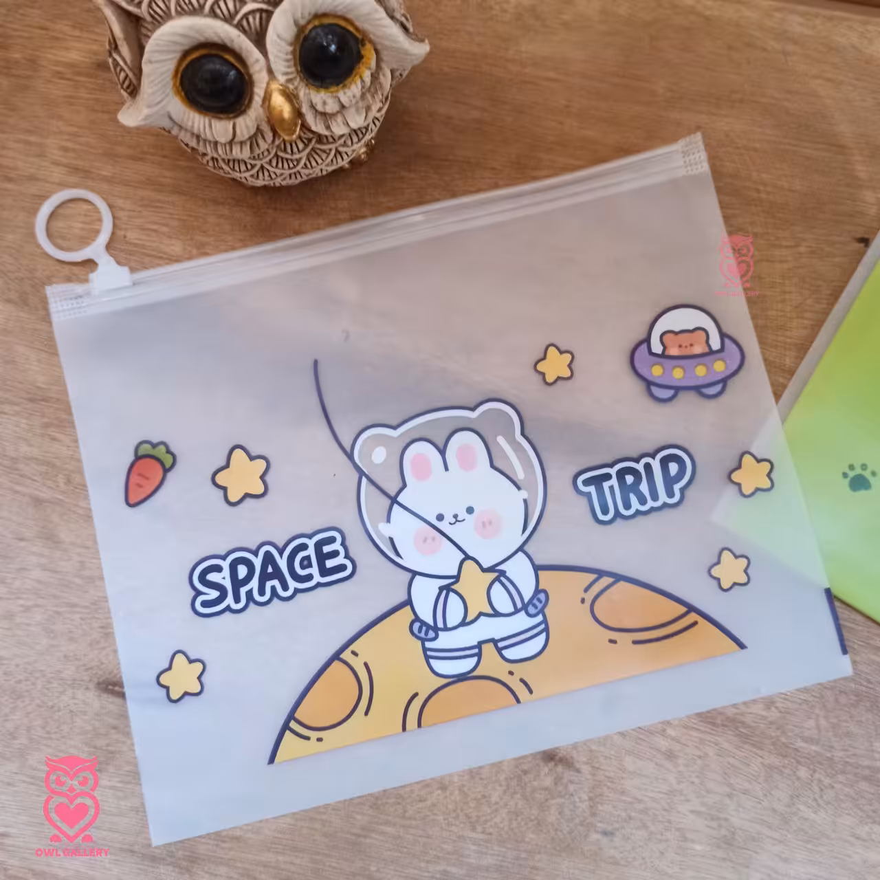 کاور زیپ دار سایز A5 طرح خرکوش فضانورد