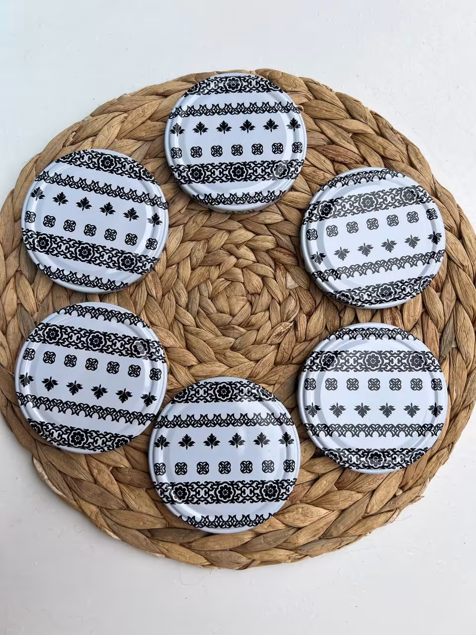 درب بانکه فلزی طرح راه راه سیاه و سفید گلدار کد 1