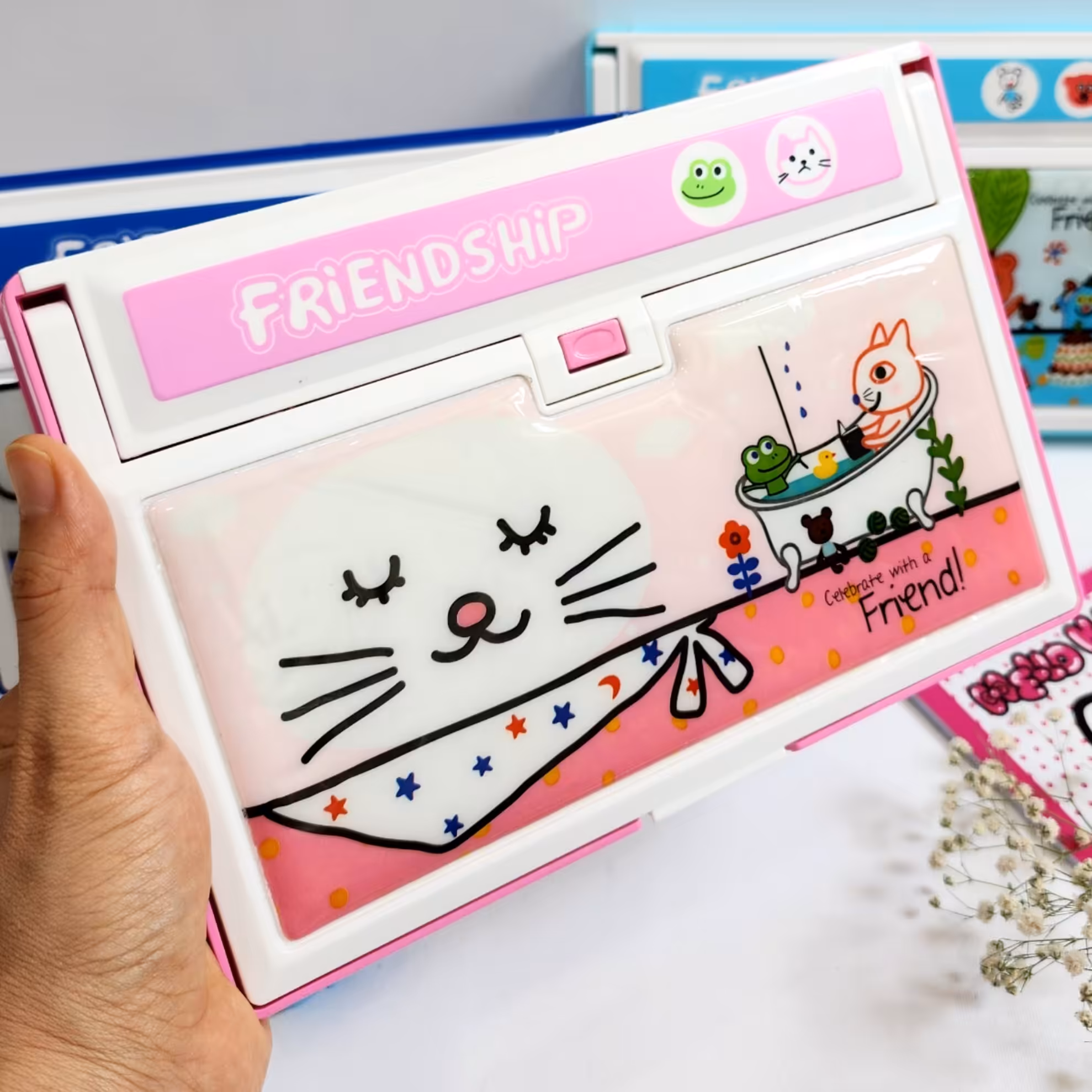 جامدادی چندمنظوره بزرگ پشت وایت بردی طرح کیتی به همراه ماژیک وایت برد