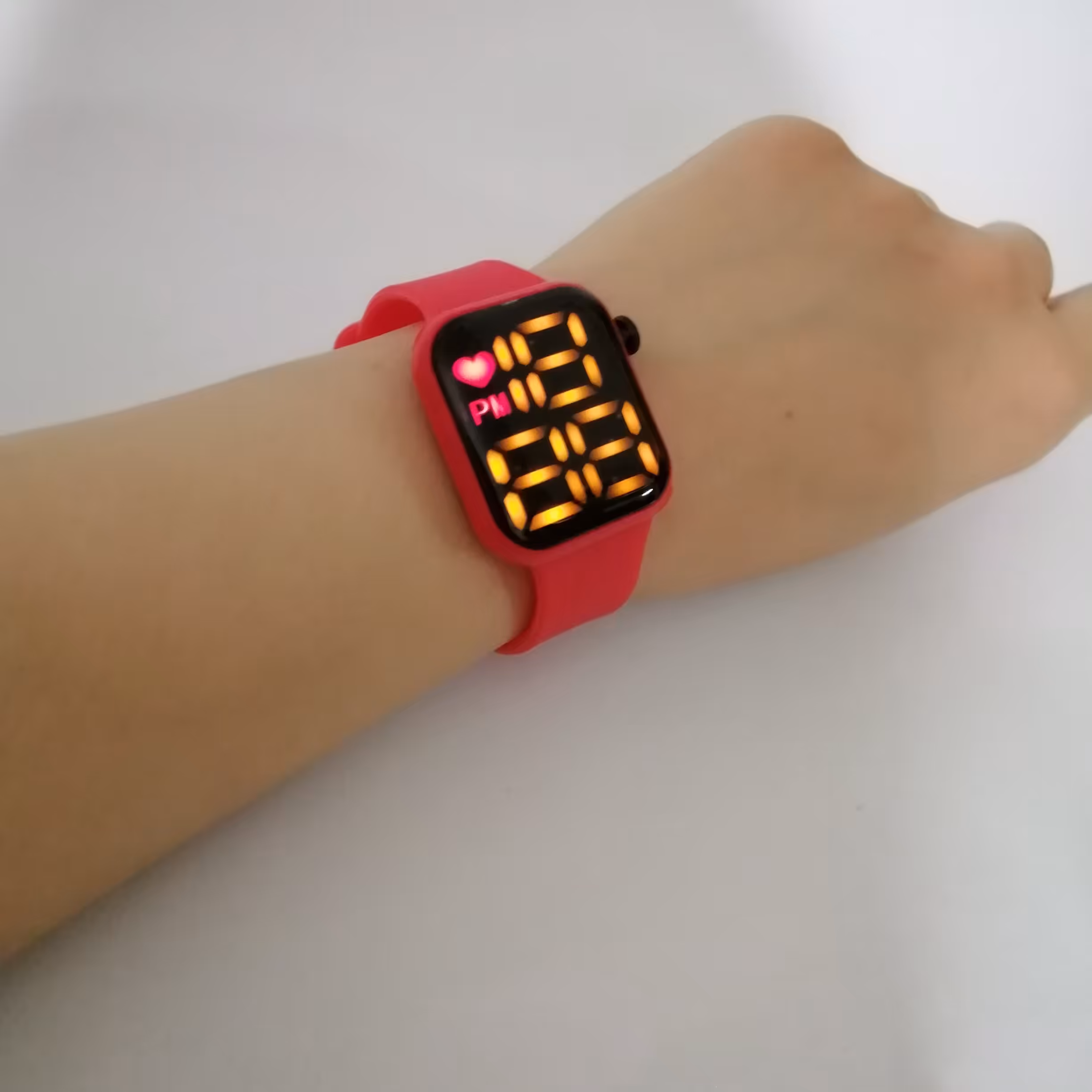 ساعت ال ای دی قرمز