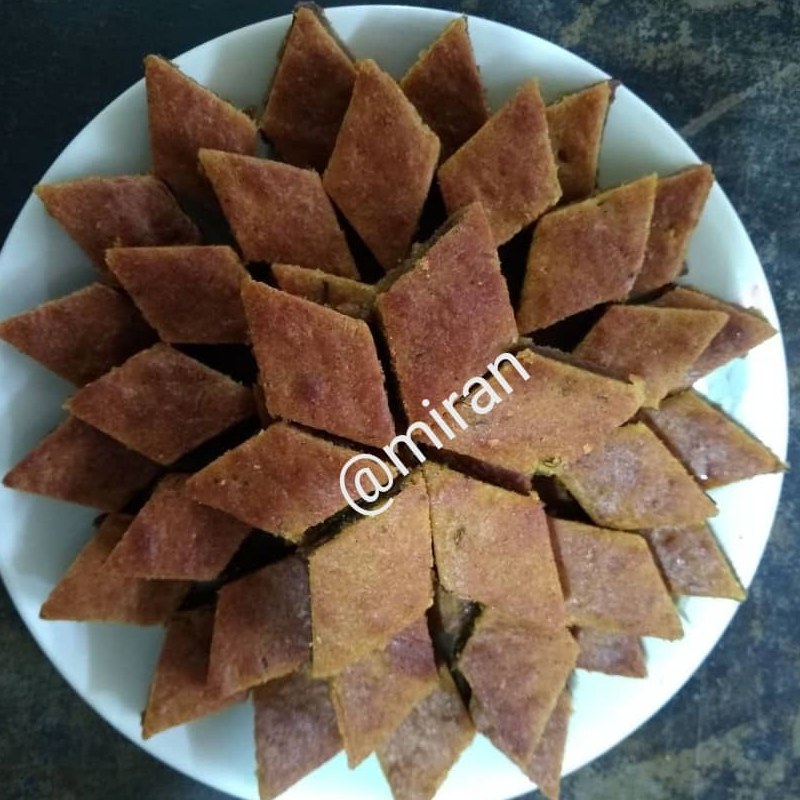 کماچ سهن .تهیه شده از آرد 7جوانه و لایه ی میانی خرما و مغزیجات و ادویه مخصوص 