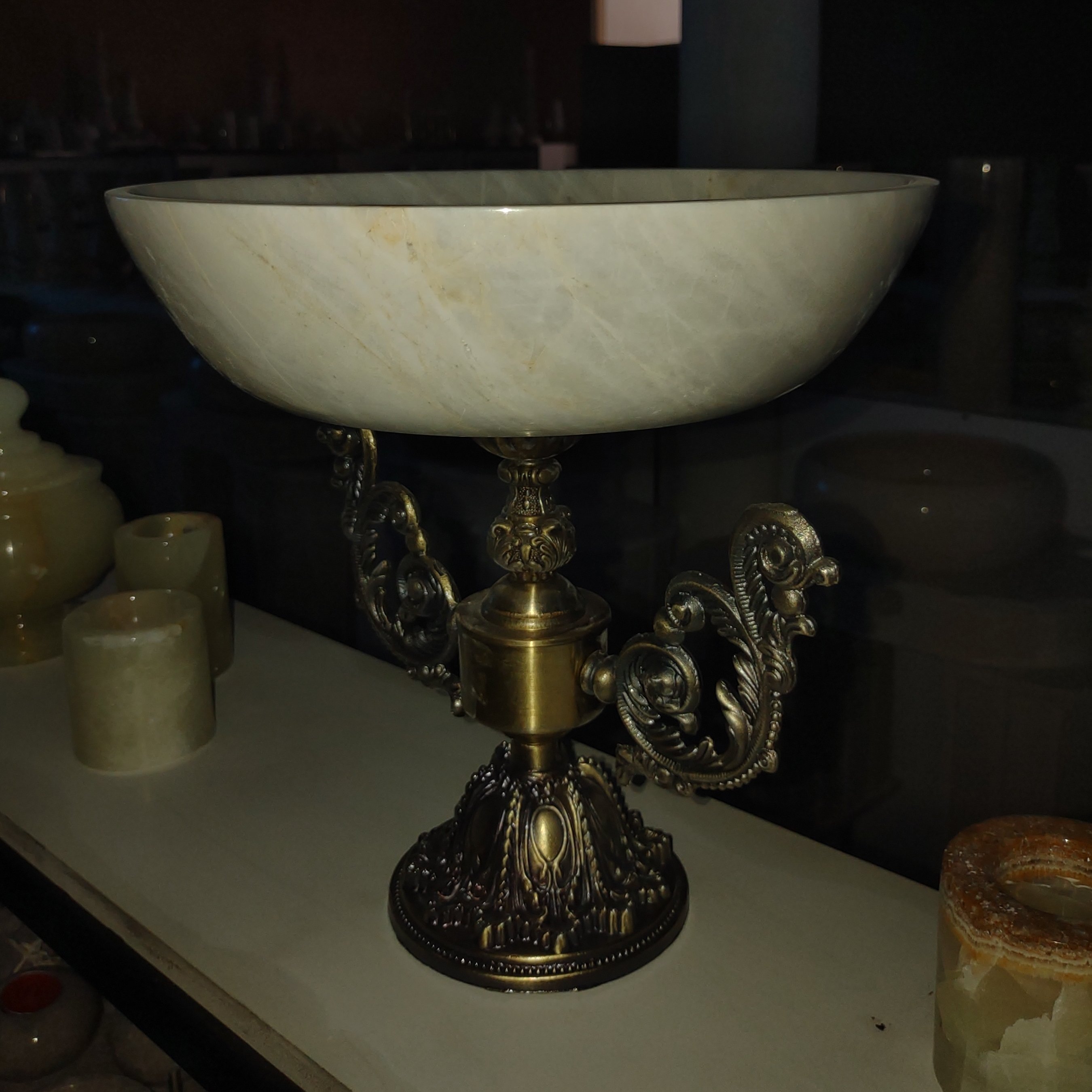 میوه خوری سنگی با پایه فلزی