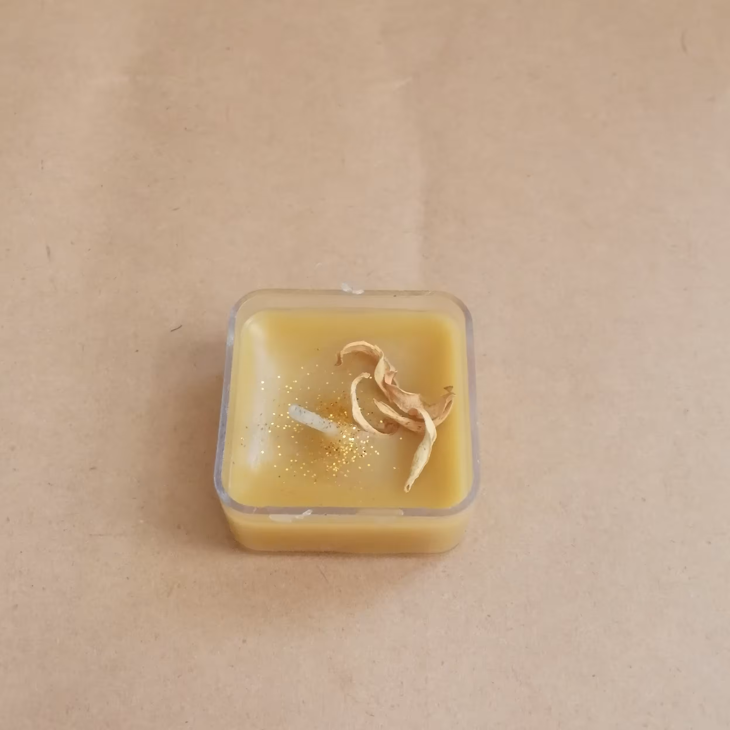 شمع وارمر مربعی با تزیین گل خشک و اکلیل 