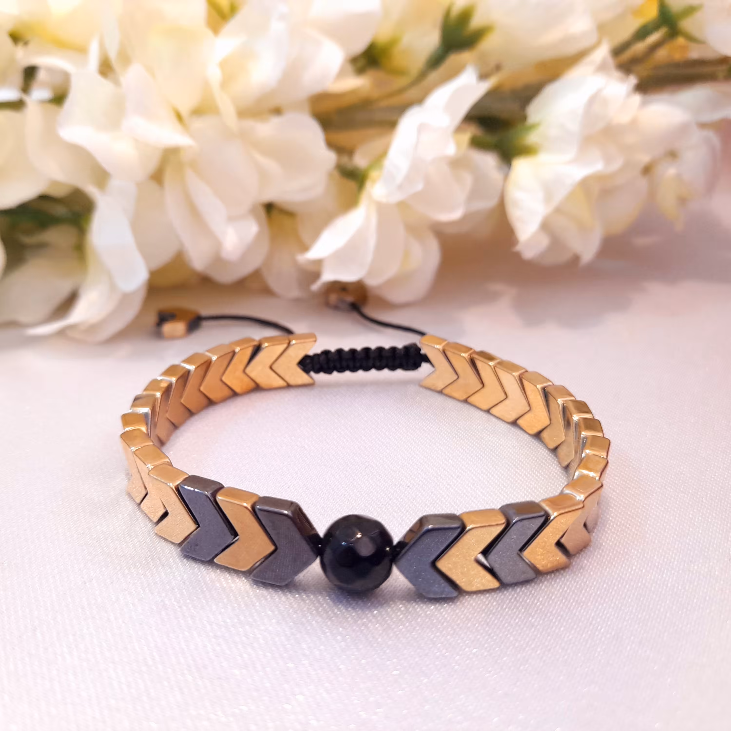 دستبند حدید فلشی(دستساز) با سنگ اونیکس تراشه دار و ترکیب رنگ طلایی و دودیکه با سلیقه شما قابل تغییر هست