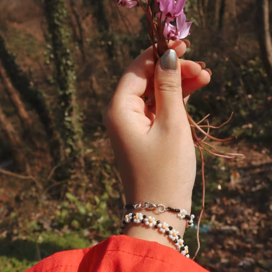 ست دو تیکه دستبند بابونه ای شاخه مشکی کد 118 با انگشتر اشانتیون 