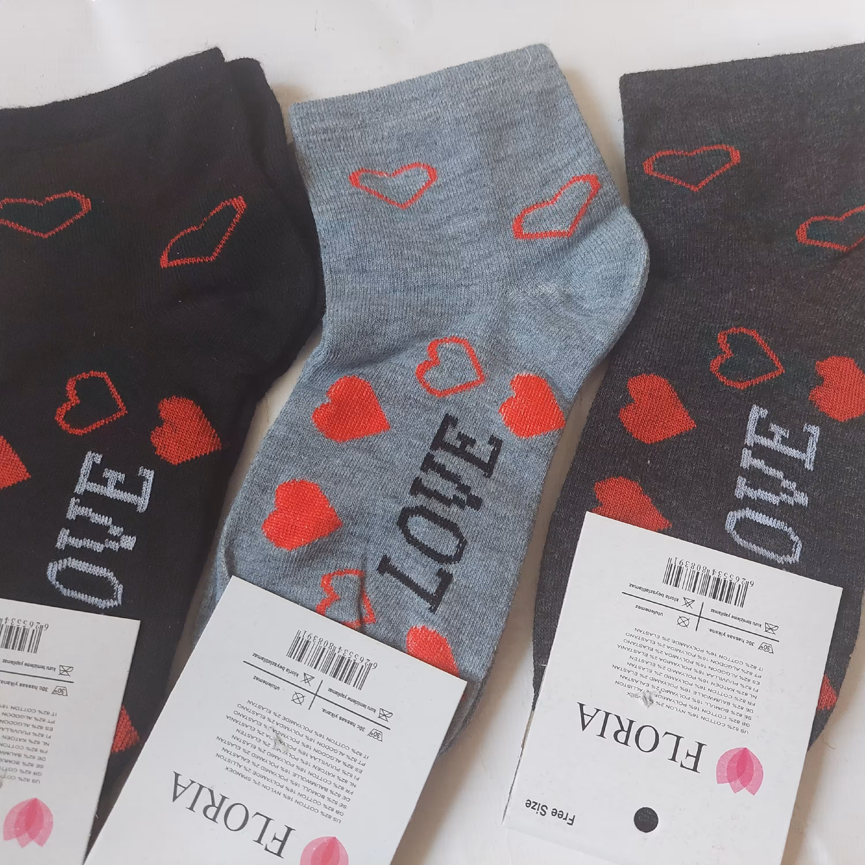 جوراب زنانه و دخترانه طرح قلب جنس نخ پنبه رنگ سفید و طوسی کم رنگ و طوسی پر رنگ و نوک مدادی و مشکی فقط چهار عدد موجود