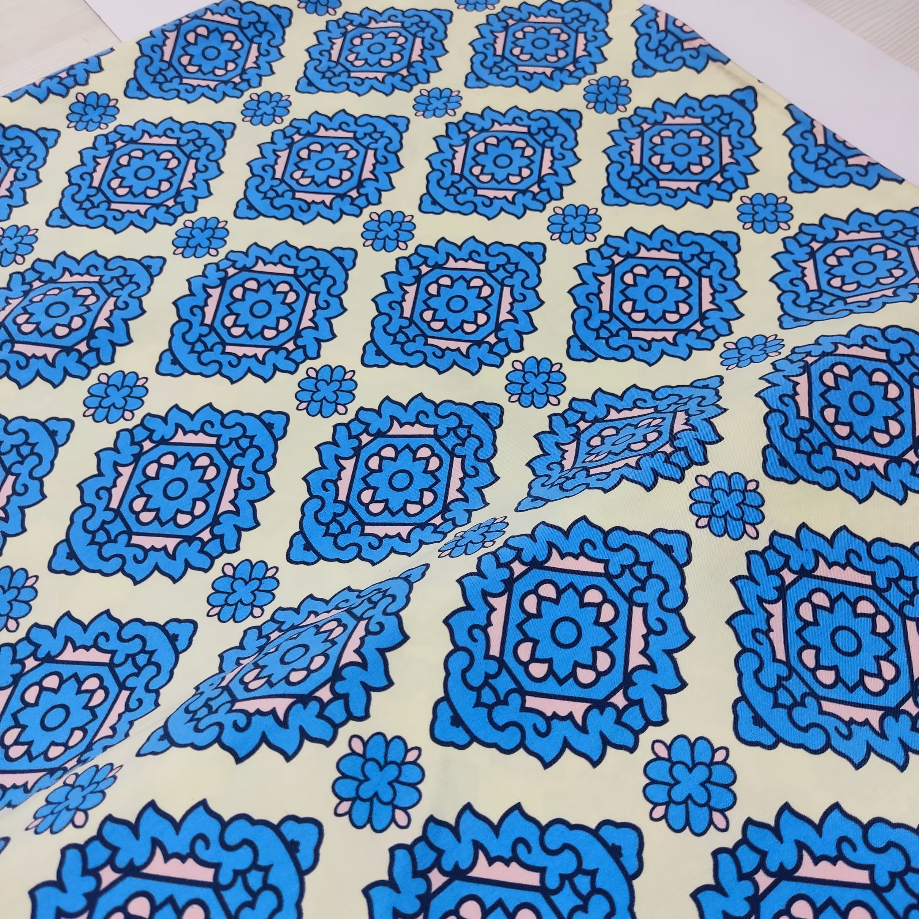 پارچه بنگال کش،حالت کشسانی زیاد،درجه یک،عرض 150،مناسب برای خرج کار،شلوتر و...