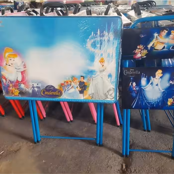 میز تحریر باکسدار با صندلی طرح سیندرلا با چاپ uv اکلیلی برجسته (مدل پایه رنگی )   (با کارتون شکیل مخصوص میز و صندلی)  