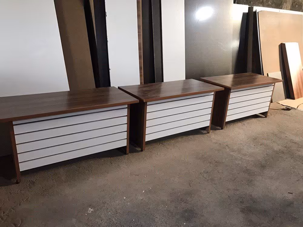 میز تحریر و کارمندی دو کشو