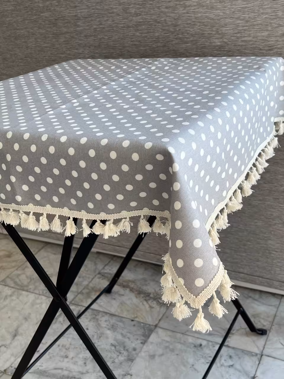 رومیزی پارچه ای مربع منگوله دار- داک طوسی خالخالی