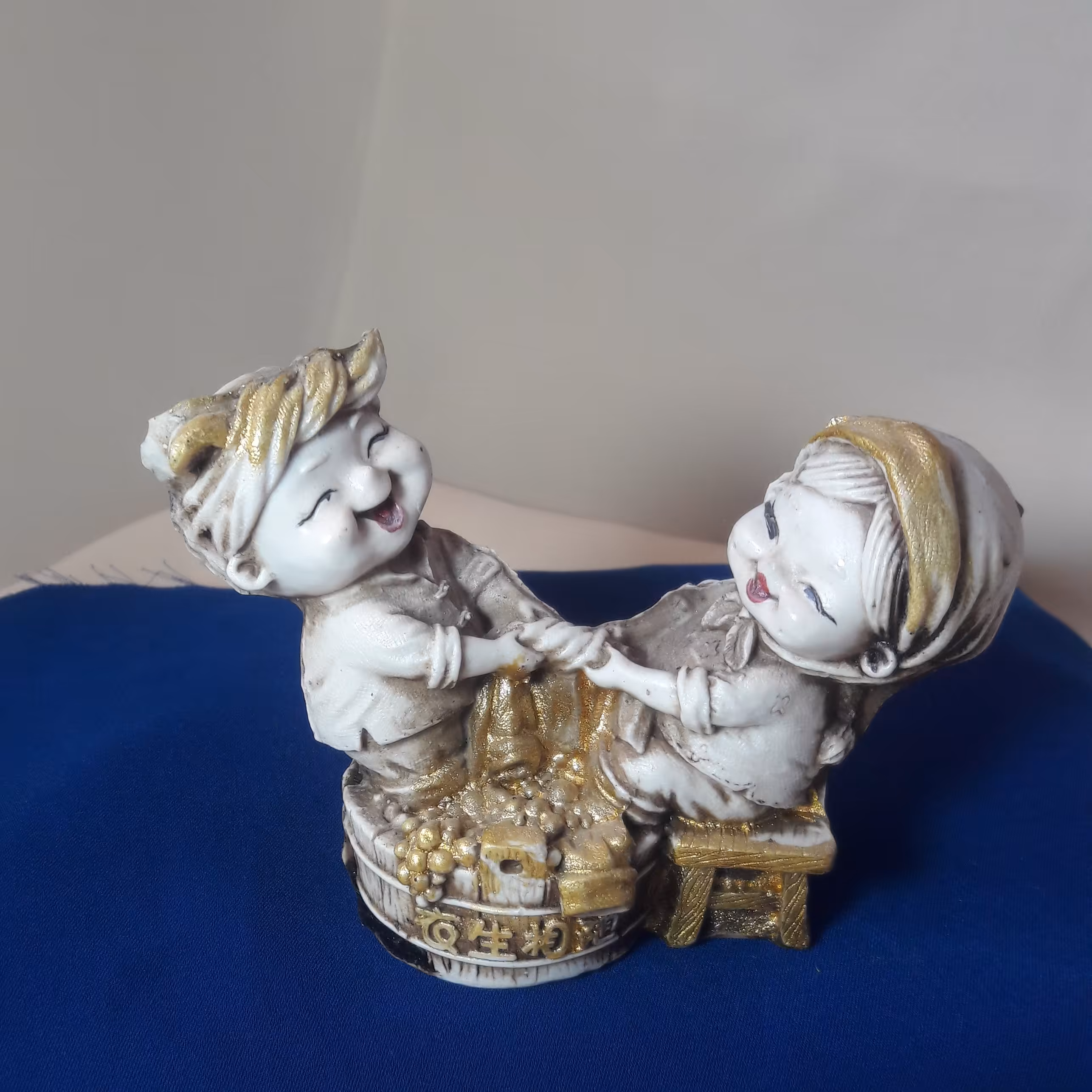 مجسمه تزئینی زوج در حال شستن لباس