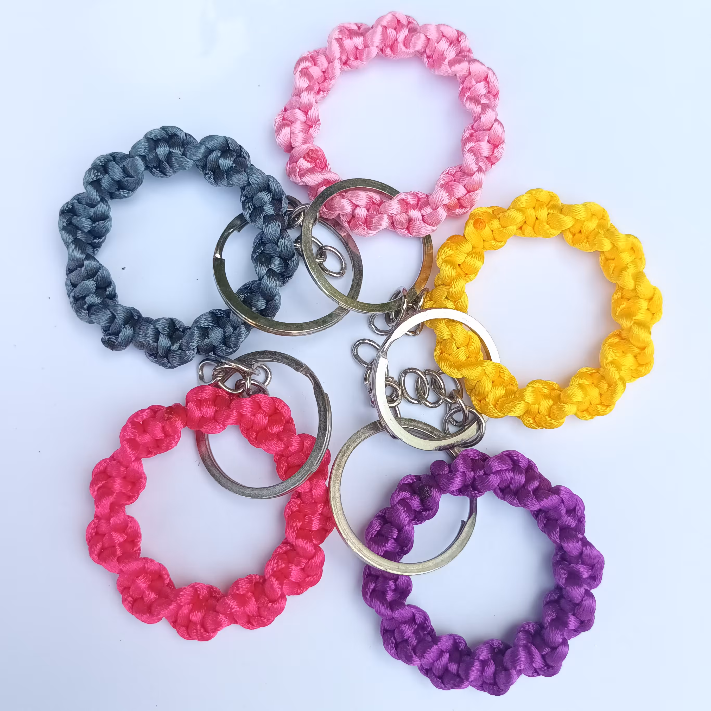 جاسوئیچی بافته شده با نخ قیطان رنگی 