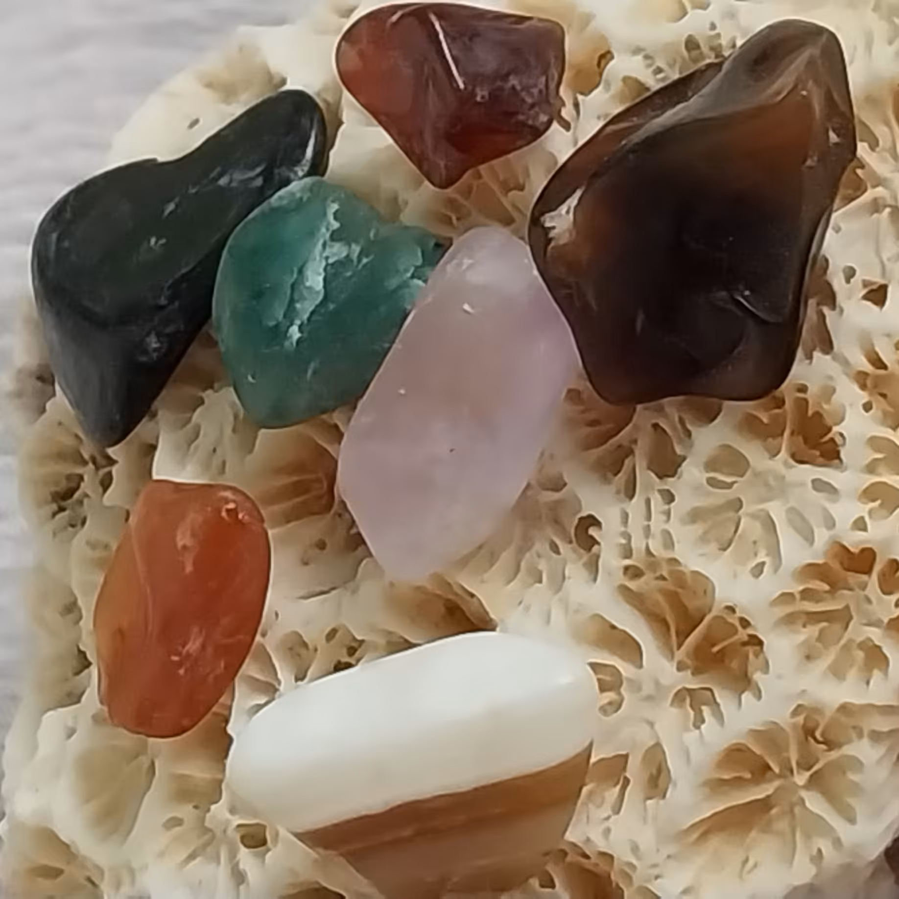 پک 7عدد انواع گوهر سنگ پالایش خورده یشم،آمیتیست ،کوارتز، سلیمانی انیکس جهت سنگ درمانی