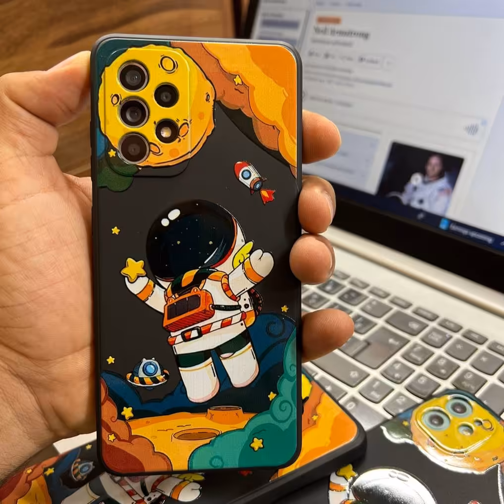  قاب فضانورد کوچولو همراه با بند سیلیکونی 