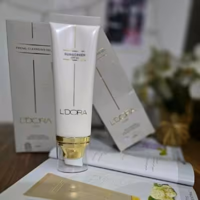 کرم ضد آفتاب SPF50 بی رنگ مناسب انواع پوست لدورا