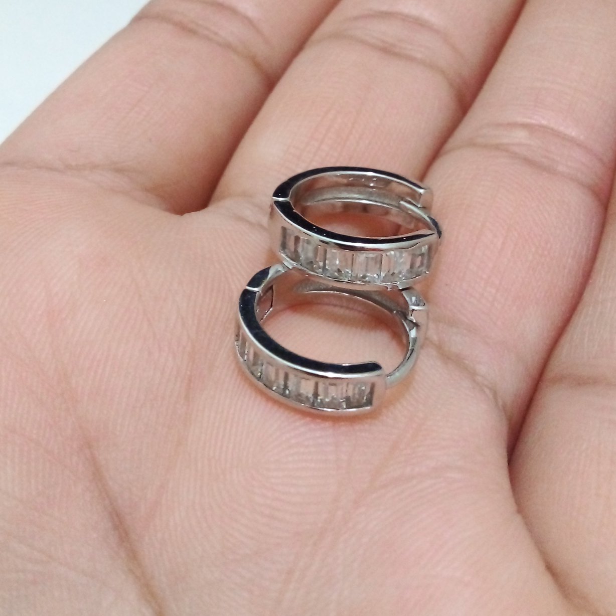 گوشواره نقره عیار 925با روکش طلا و وزن سه ممیز هشتادوشش یعنی تقریبا 4گرم