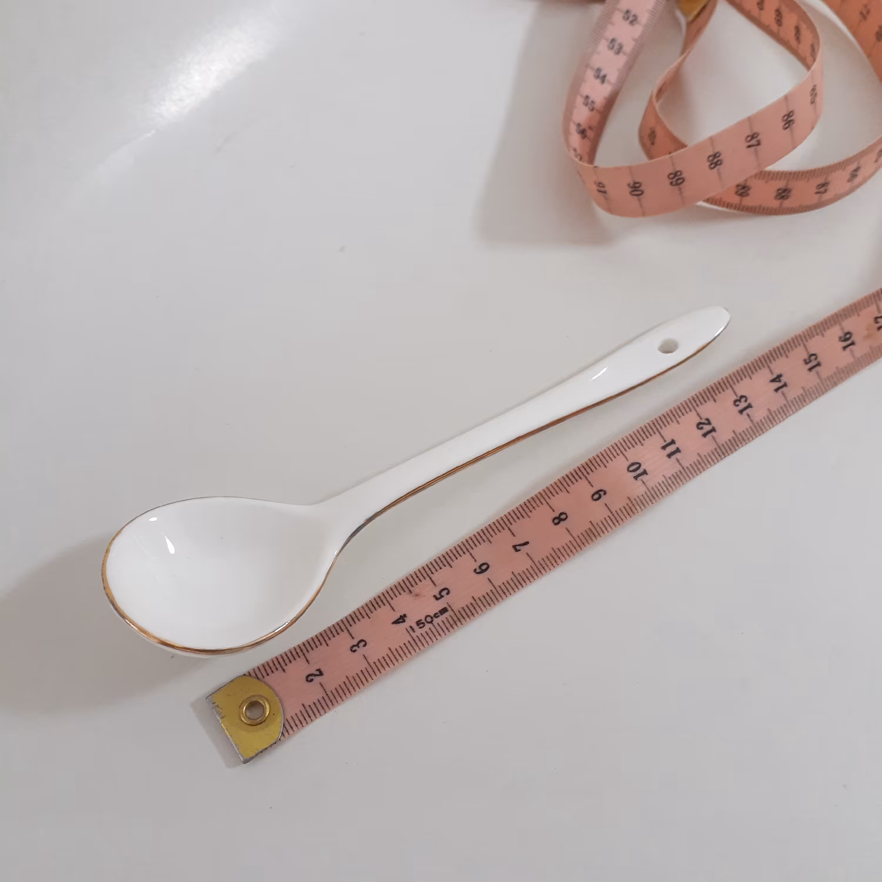 قاشق چینی سفید خط طلا ساخت کشور چین ، هر بسته شامل 6 قاشق ، مناسب خیار ماست ، انار خوری و...