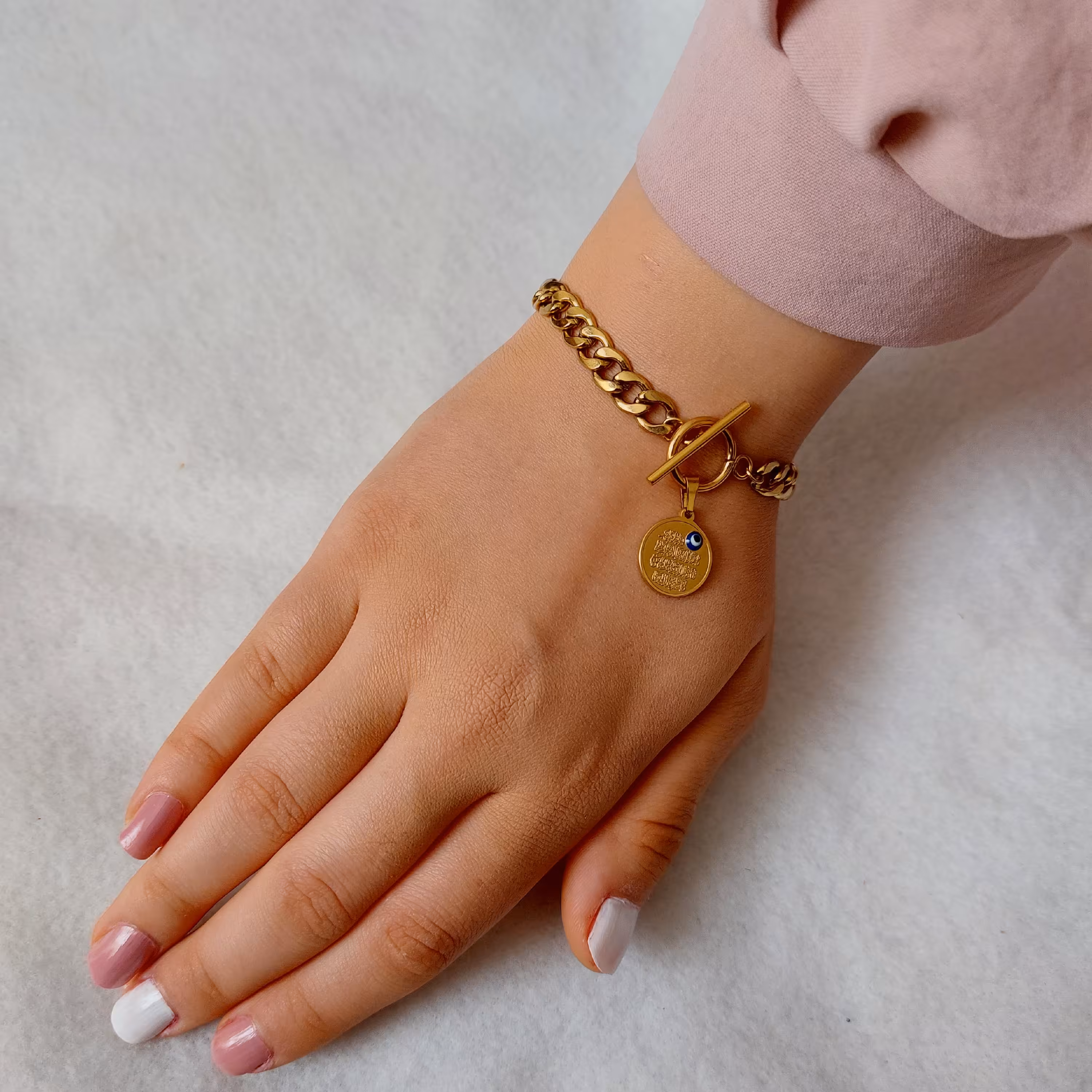 دستبند کارتیر با قفل تی و آویز سکه رنگ ثابت