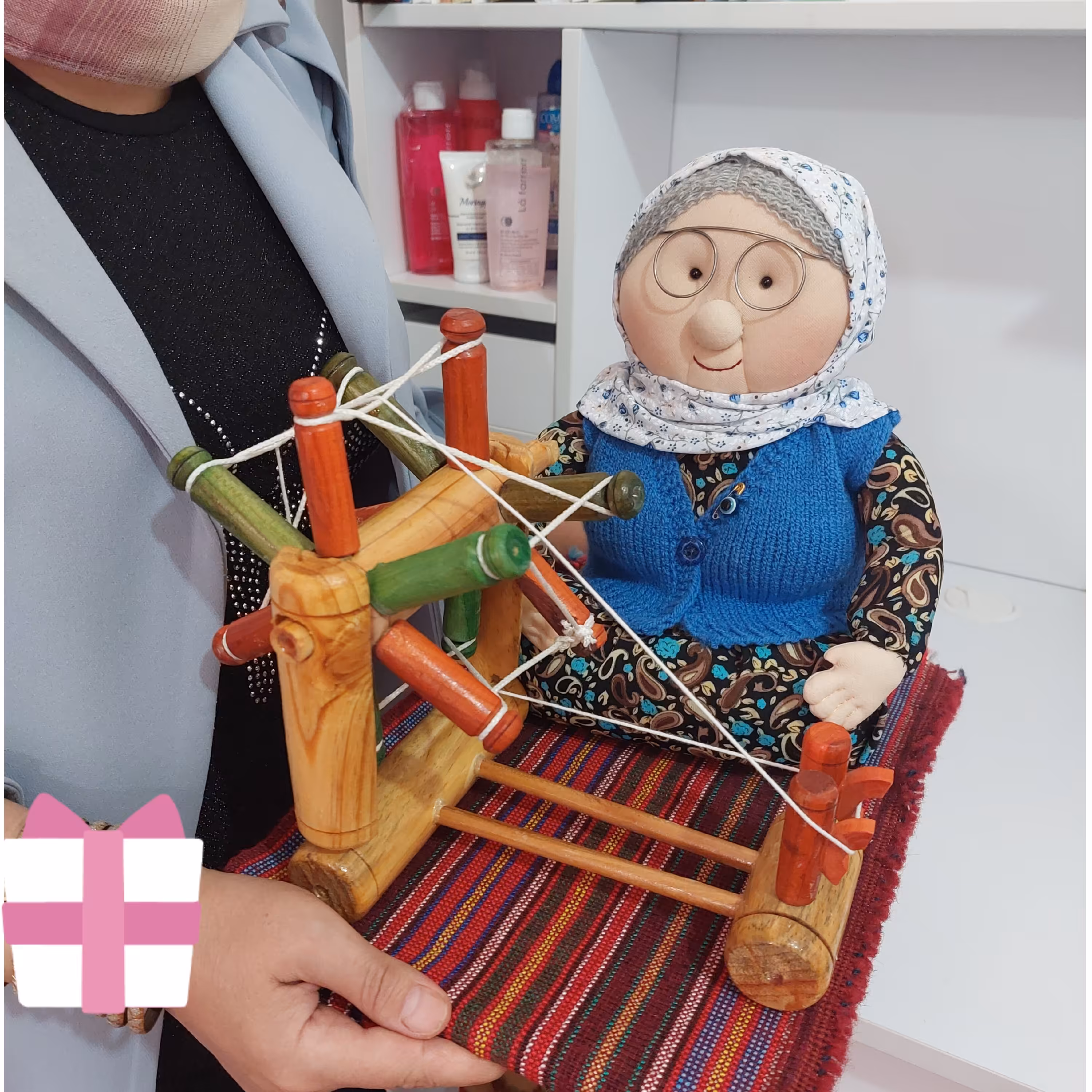 عروسک ننه و چرخ ریسندگی همراه با فرش طرح جاجیم