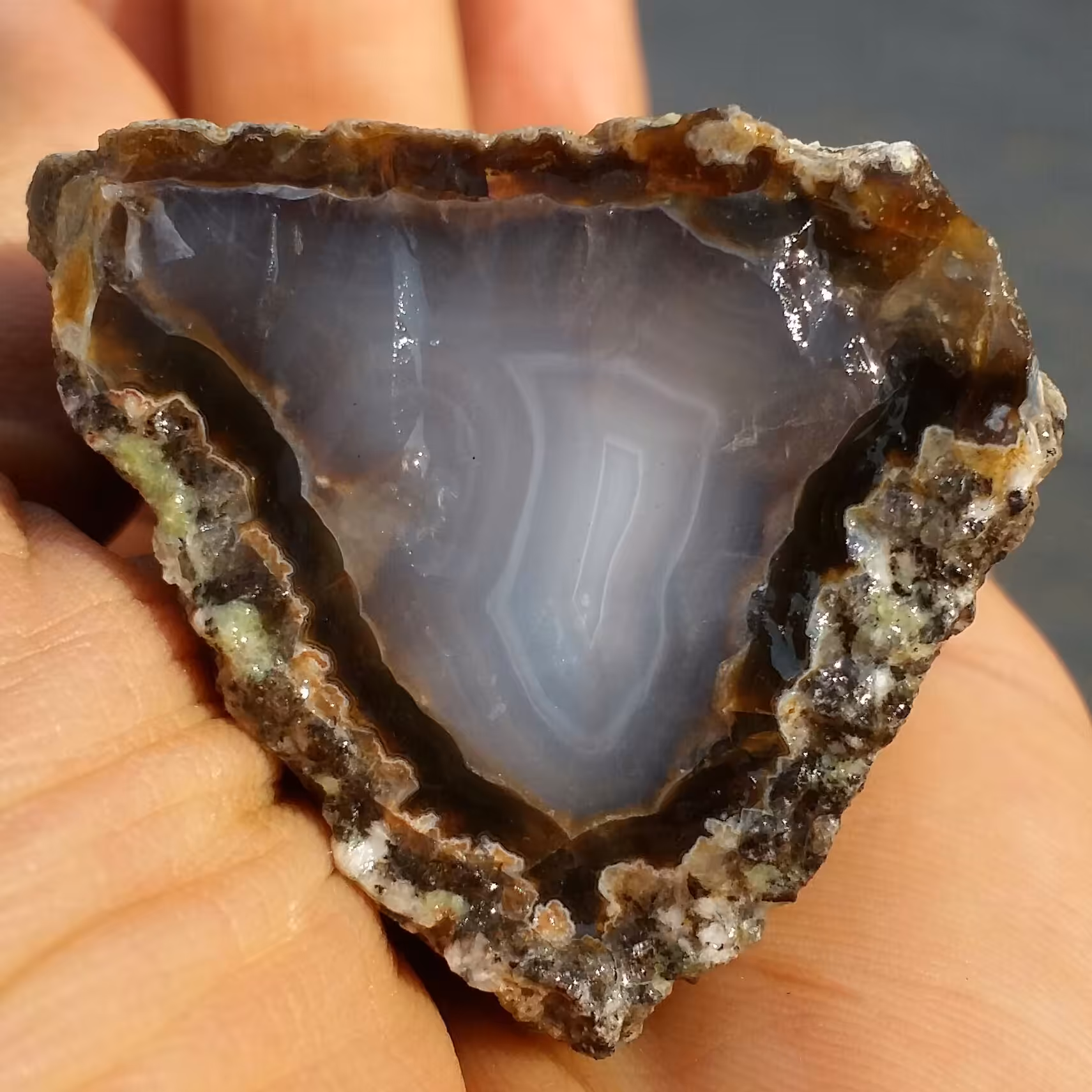 سنگ راف عقیق سلیمانی 3بعدی حاشیه خرمایی محشر 
100درصد طبیعی شاهکار خلقت با قابلیت ساخت چند نگین دیدنی
کد 8454