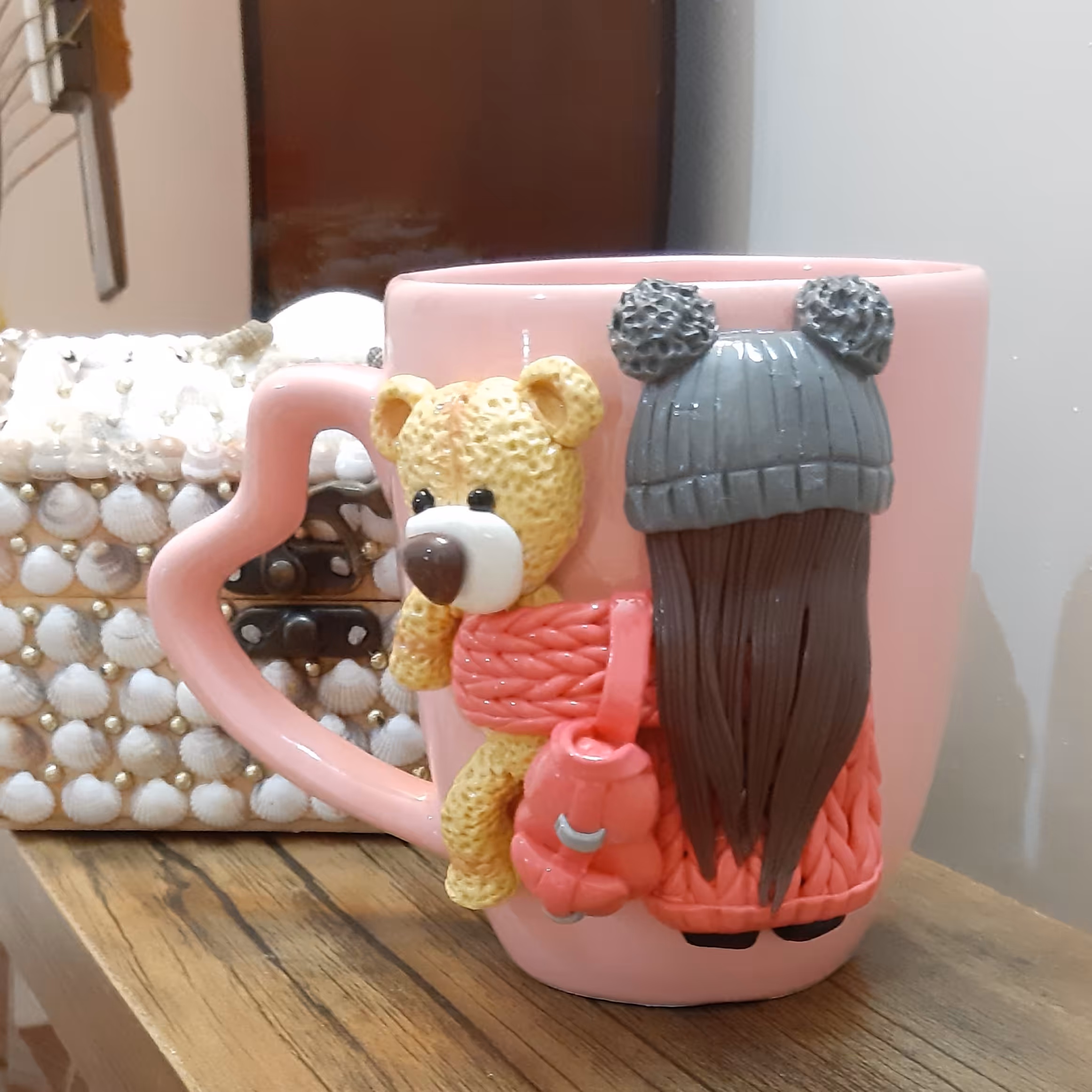 ماگ عروسکی خمیری دختر و خرس صورتی  