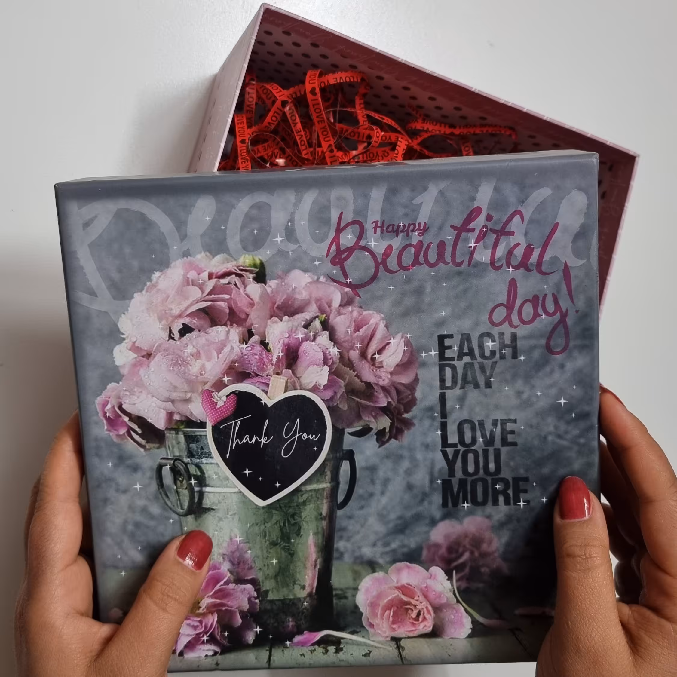 باکس هدیه ولنتاین قرمز، گیره مو، بوکمارک، و جاسوئیچی