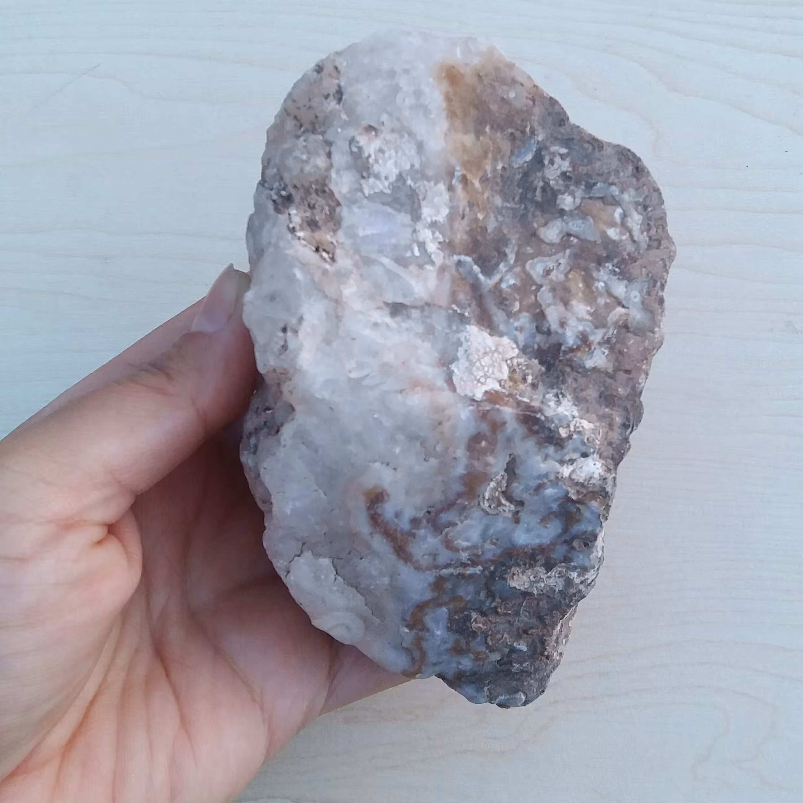 سنگ کوارتز با بلورهای بسیار فشرده مناسب برای ساخت نگین یا استفاده در دکور بسیار پرانرژی مناسب ساخت نگین کوار تز