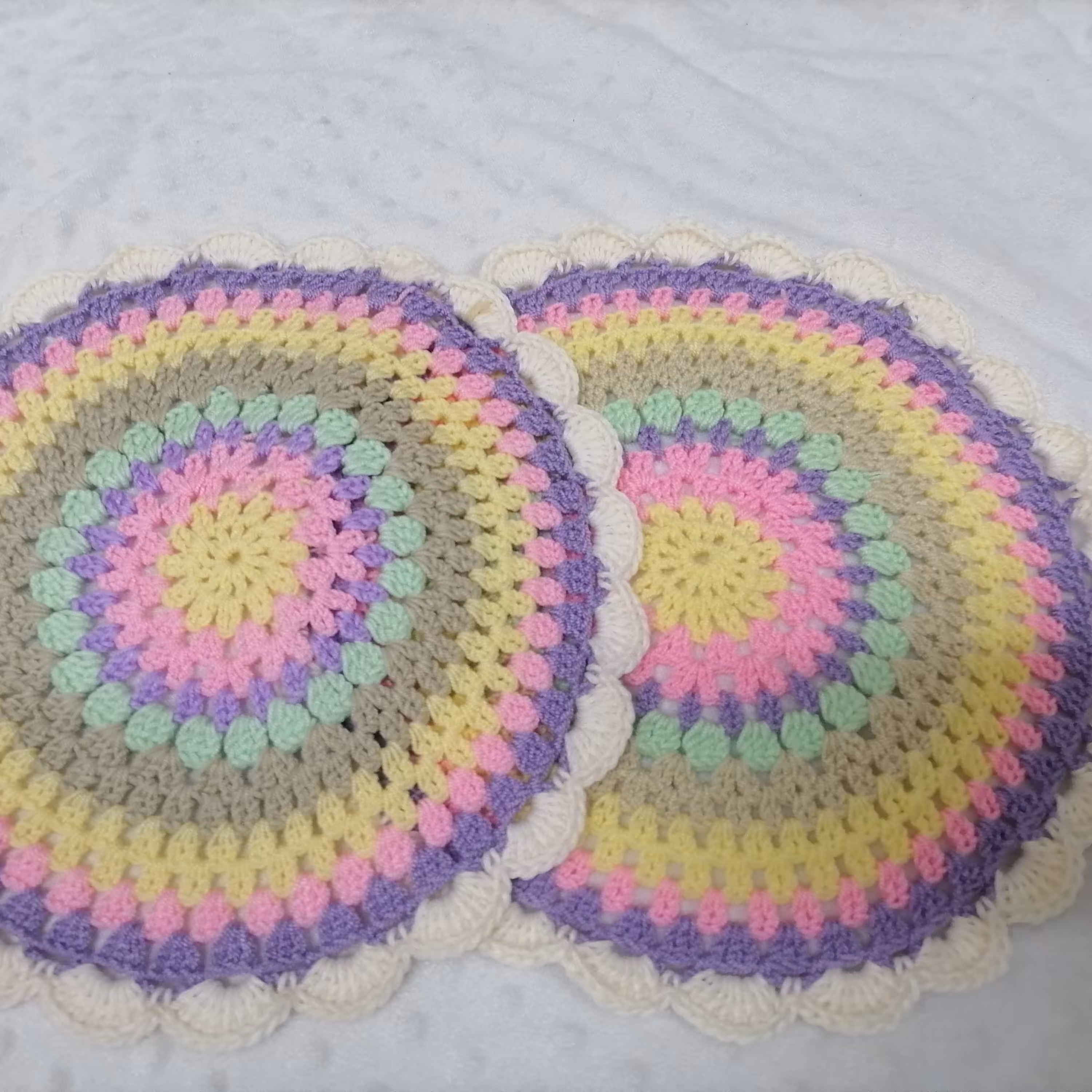 رومیزی  زیر بشقابی شیک و خوشرنگ قلاببافی بار نگبندی شاد این قیمت برای یک عدد رومیزی است 