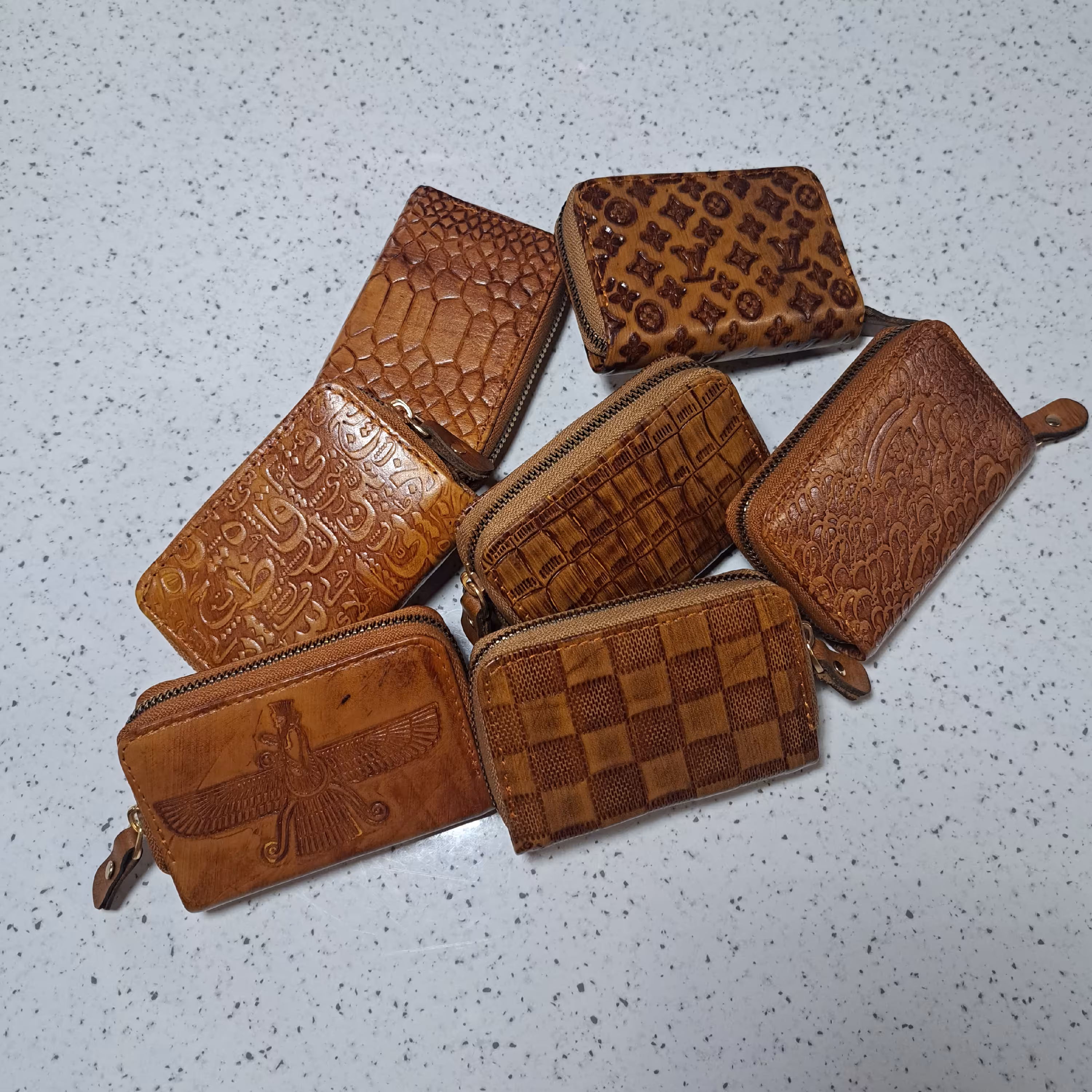 جلد کارت زیپدار چرم اسپرت دسترنگ در تنوع طرح تک رنگ قابلیت 11کارت مجزا و 20کارت کنار هم