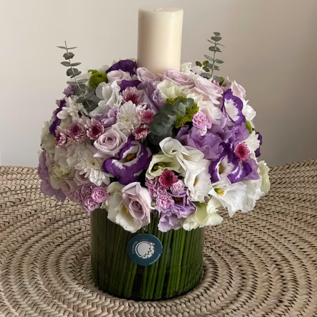 تنگ گل طبیعی همراه با شمع