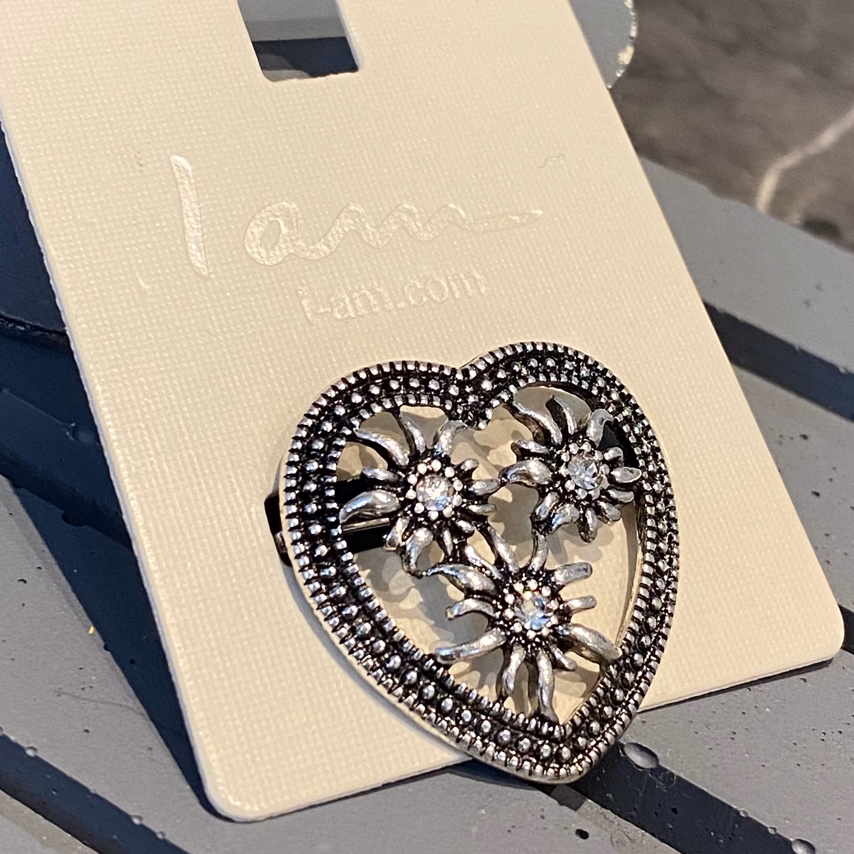 گل سینه وارداتی بسیار خاص و زیبا روی لباس کاری شیک برای کادو 