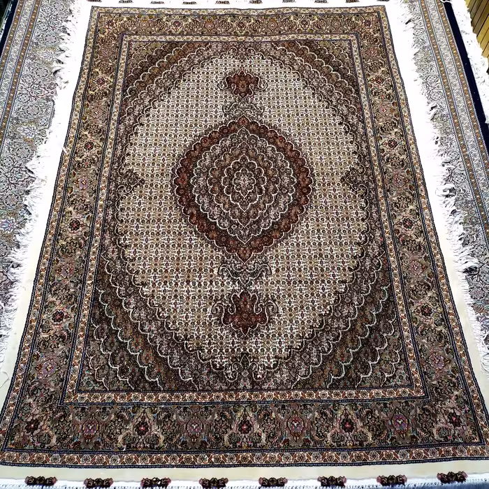 فرش دستبافت ریز ماهی خرّم طرح کمال الملک خوی سایز قالیچه رنگ کرم کد 126