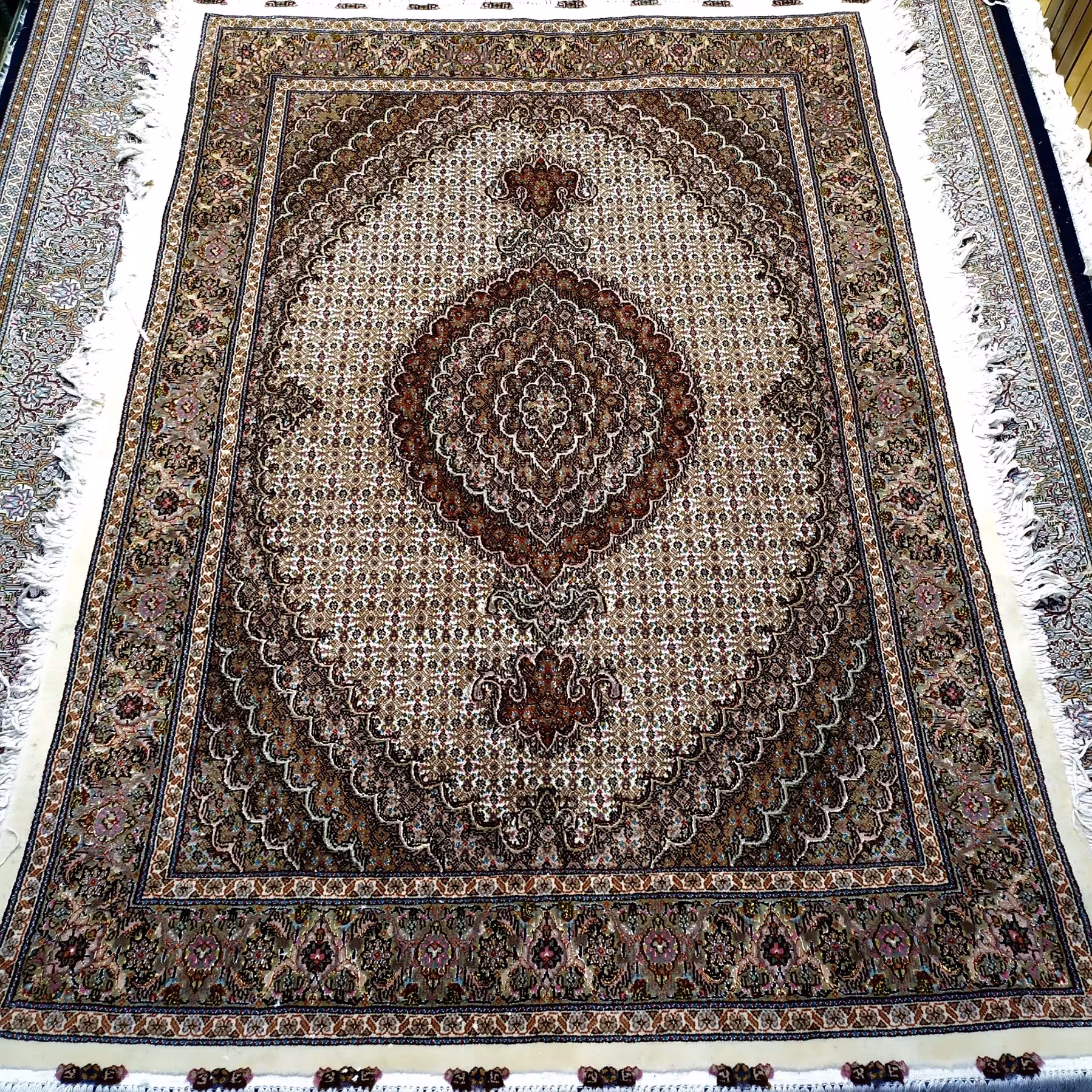 فرش دستبافت ریز ماهی خرّم طرح کمال الملک خوی سایز قالیچه رنگ کرم کد 126