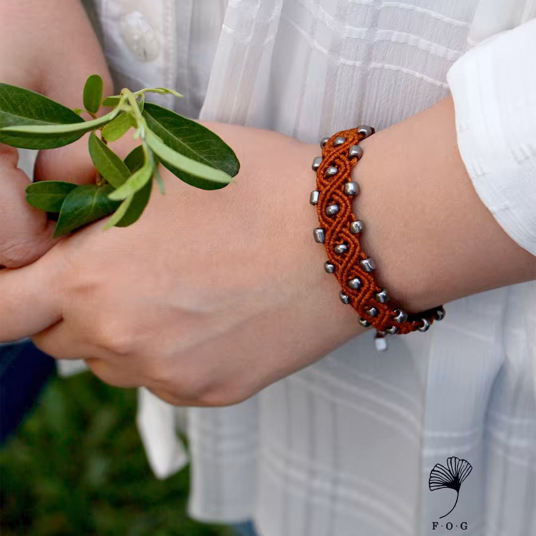 دستبند دستبافت میکرومکرومه رنگ قهوه ای روشن با تزئینات منجوق نقره ای 