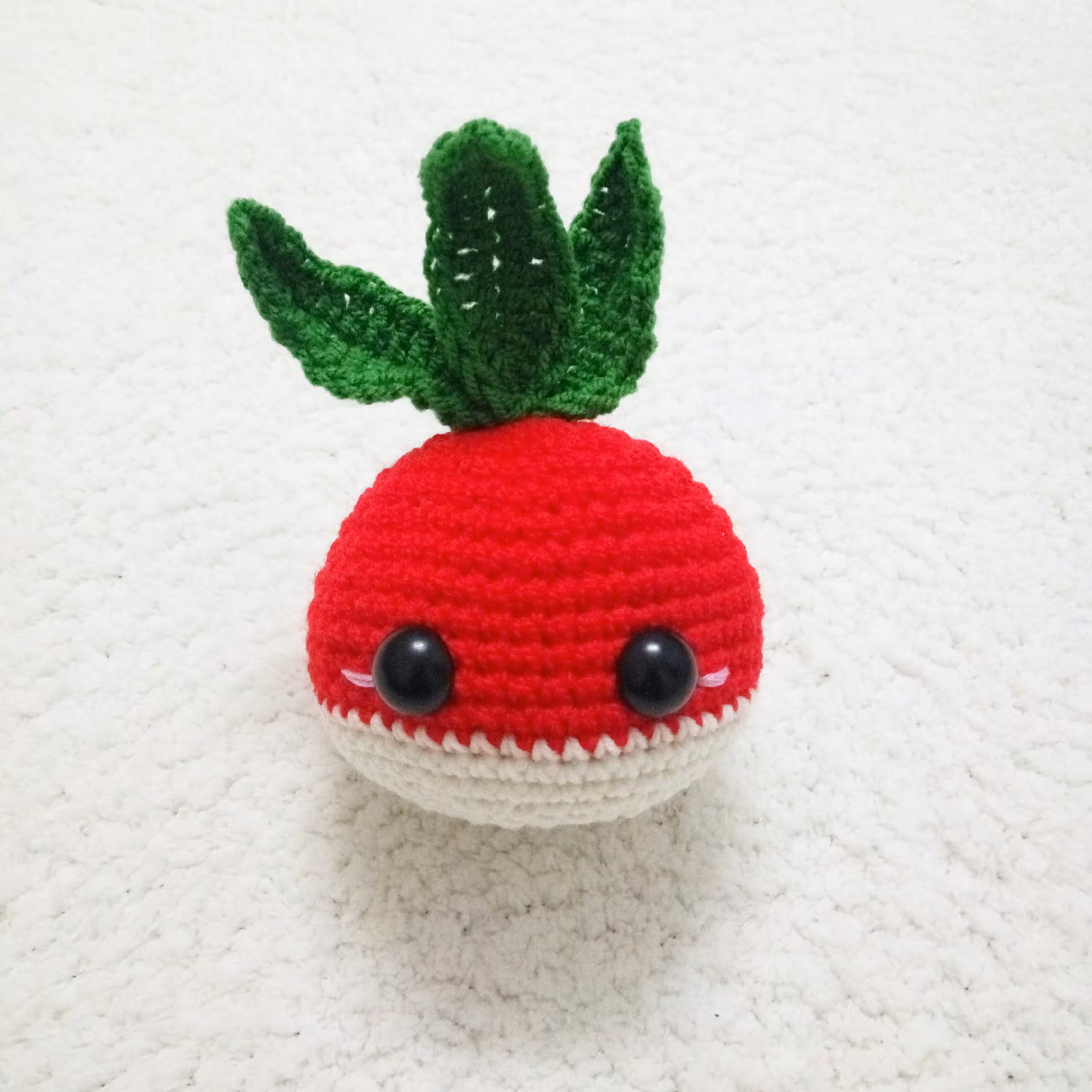 عروسک بافتنی فانتزی دست باف طرح ترب رنگ قرمز سفیرباف