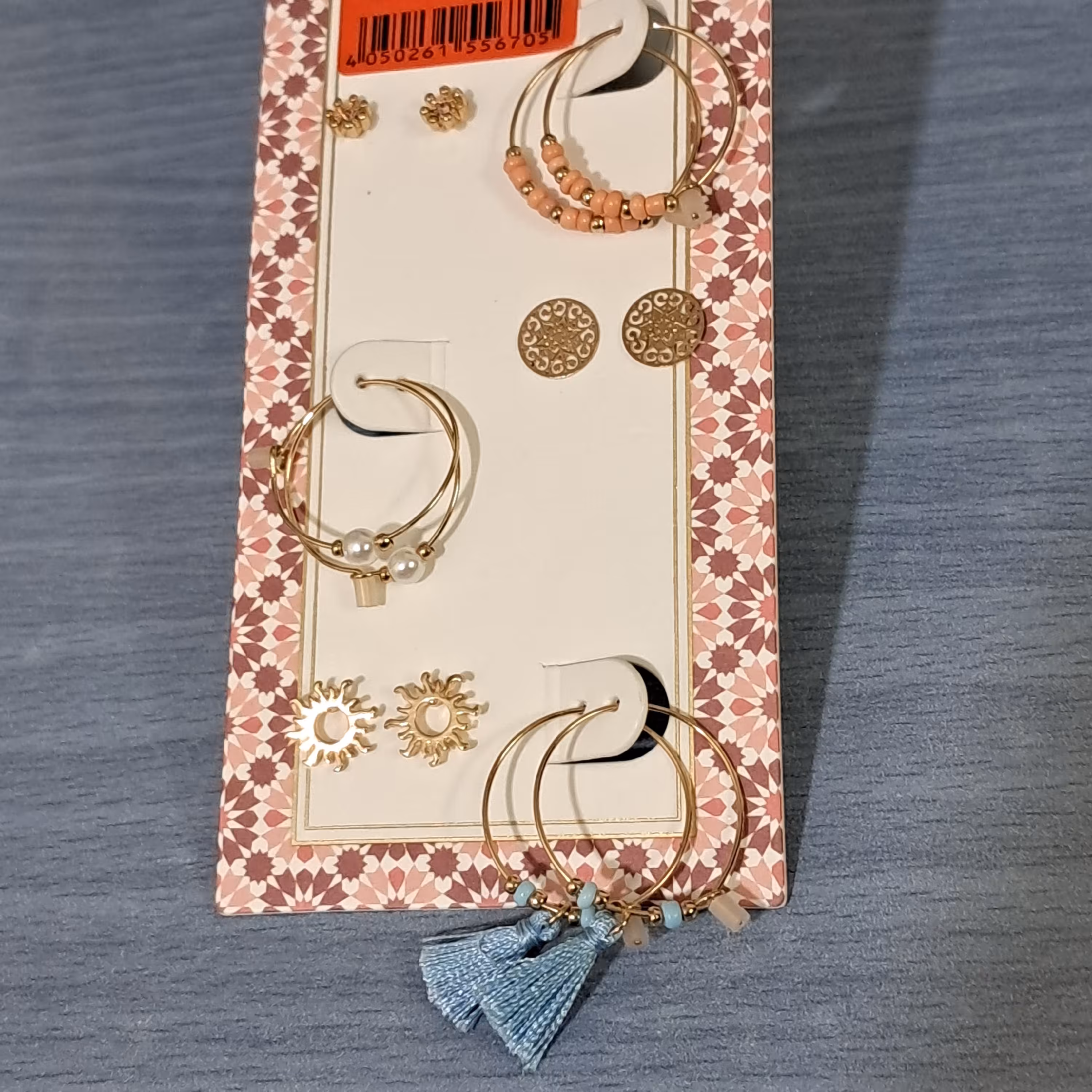 پک گوشواره 6 عددی بسیار زیبا و متنوع.اقتصادی ...روزانه بدلیجات 50 درصد تخفیف رو استوری میکنیم.مارو دنبال کنید.