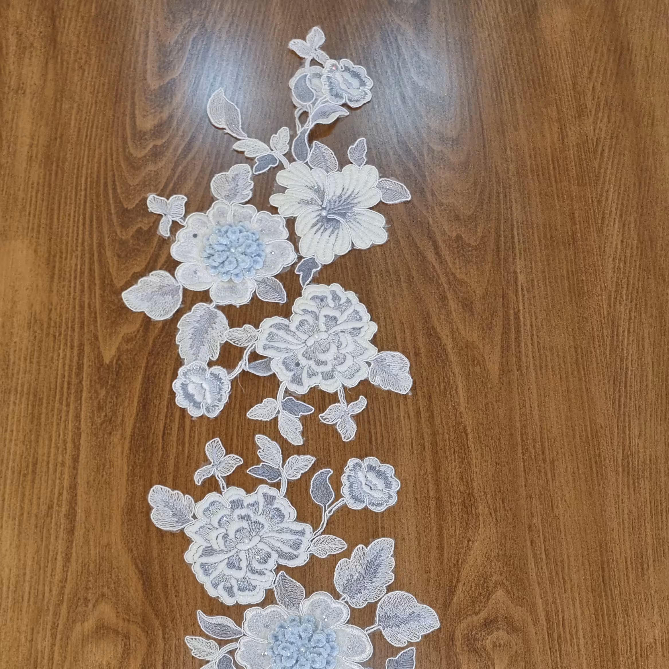 گل برجسته تزیینی با تم رنگی سفید و آبی آسمانی 