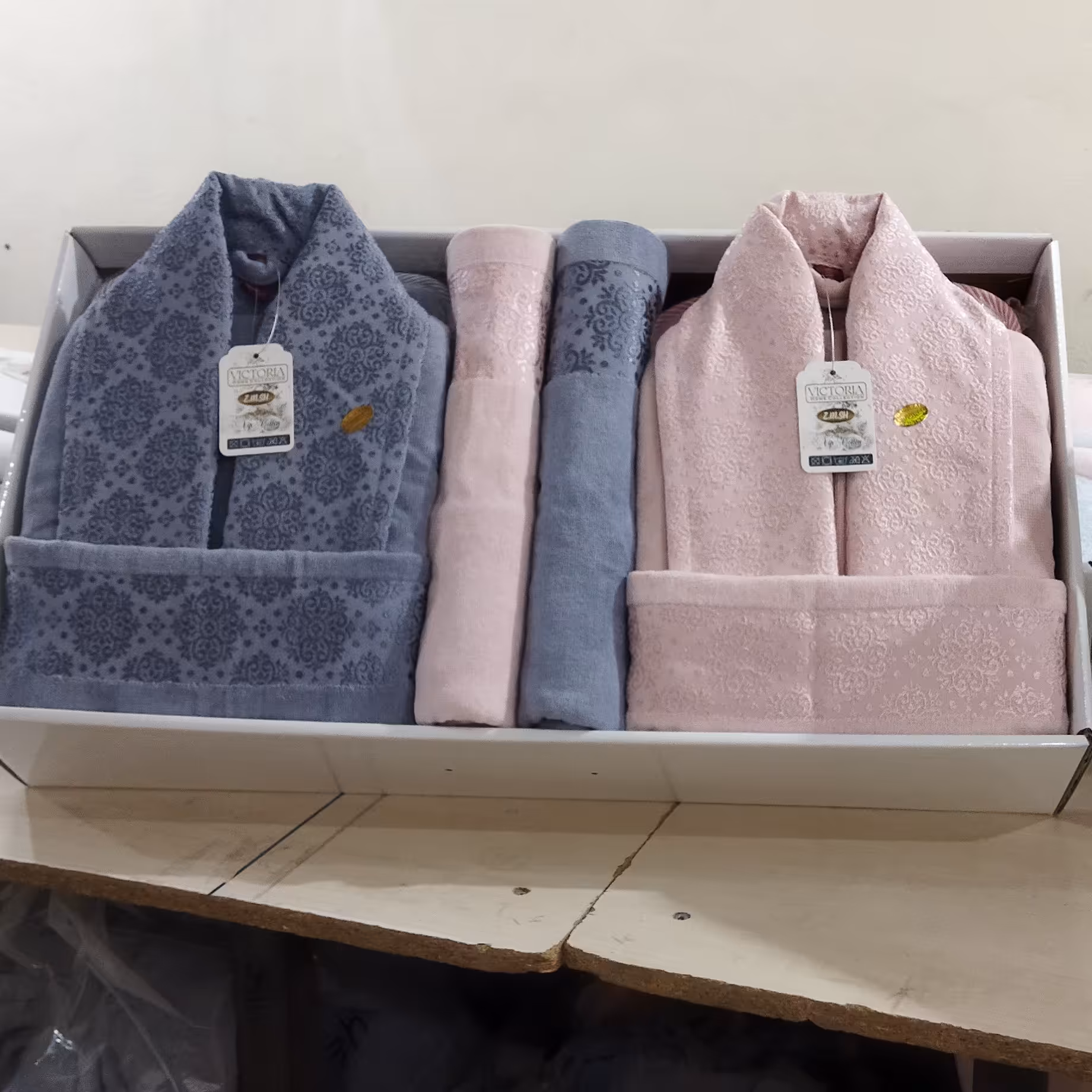  حوله ست عروس وداماد در هشت رنگ یقه ابریشم گل جنس عالی بدون پرزدهی رنگ ثابت 