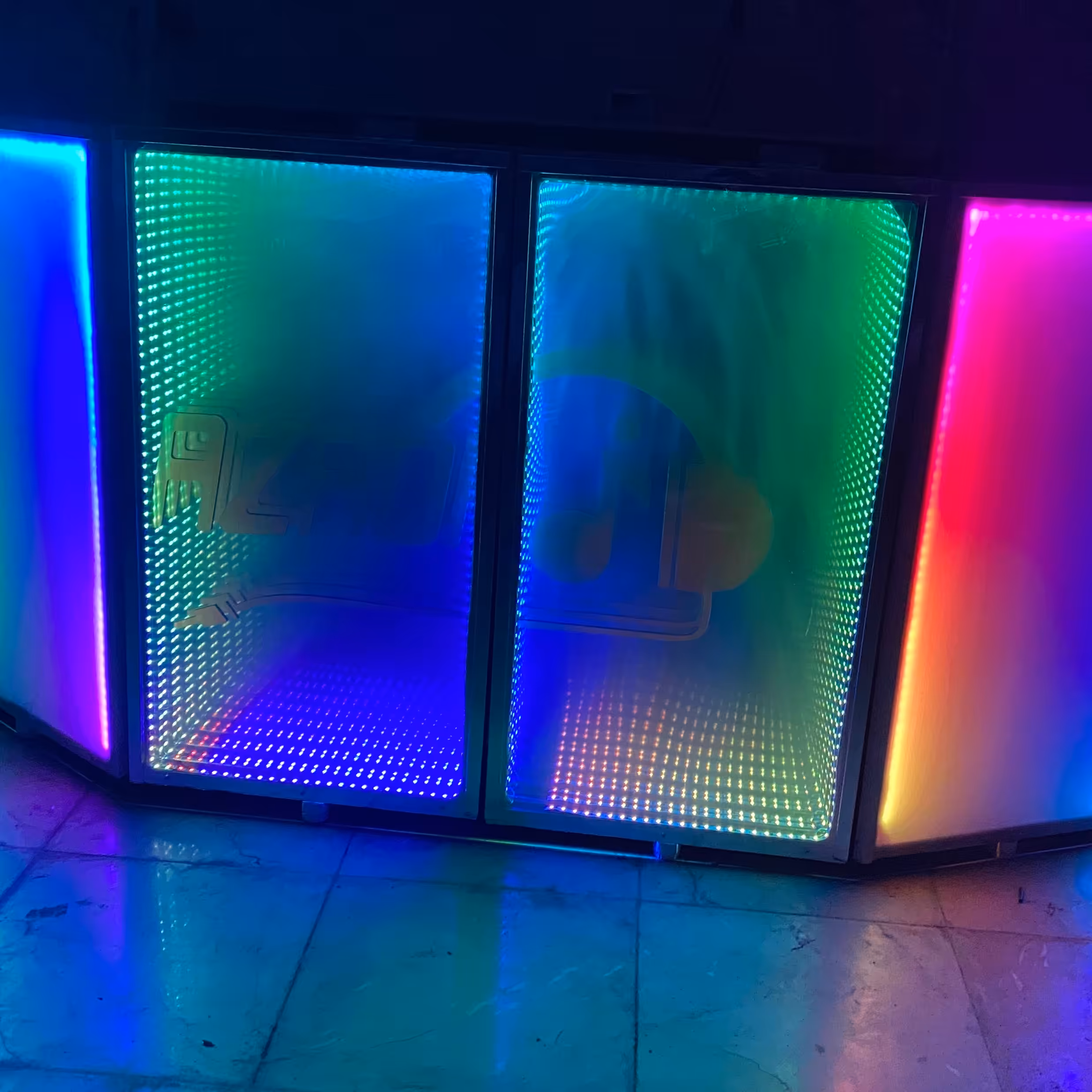 استند و میز و جلو کانتری